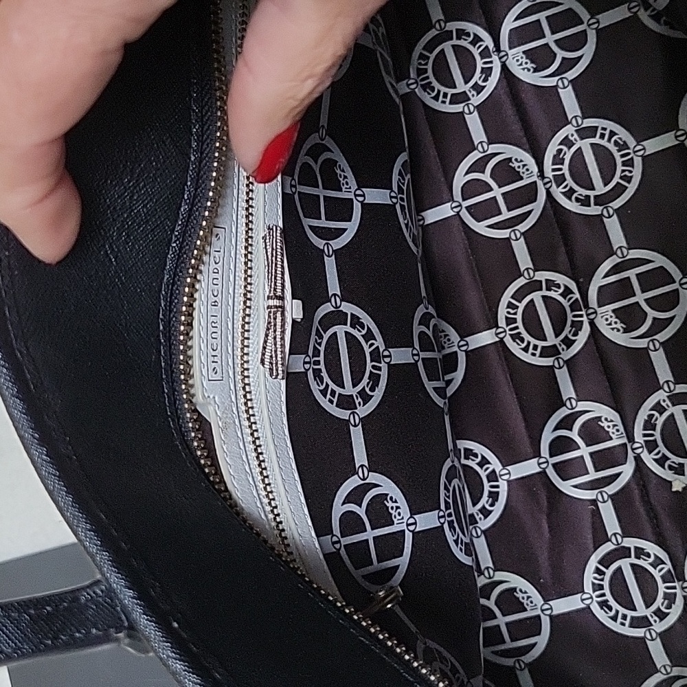Henri Bendel Saffiano Large Blk Shoulder Bag - Picture 6 of 6